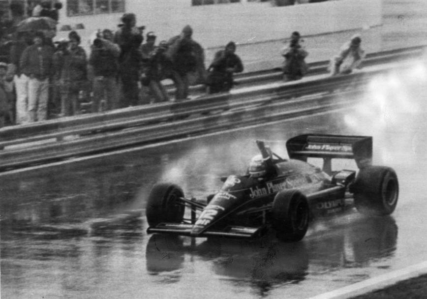 Il pilota brasiliano durante il giro d&#39;onore del Gran Premio di Portogallo del 1985 (Reuters)